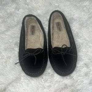 Minnetonka Women's Cally Slipper Moccasin Black 10
